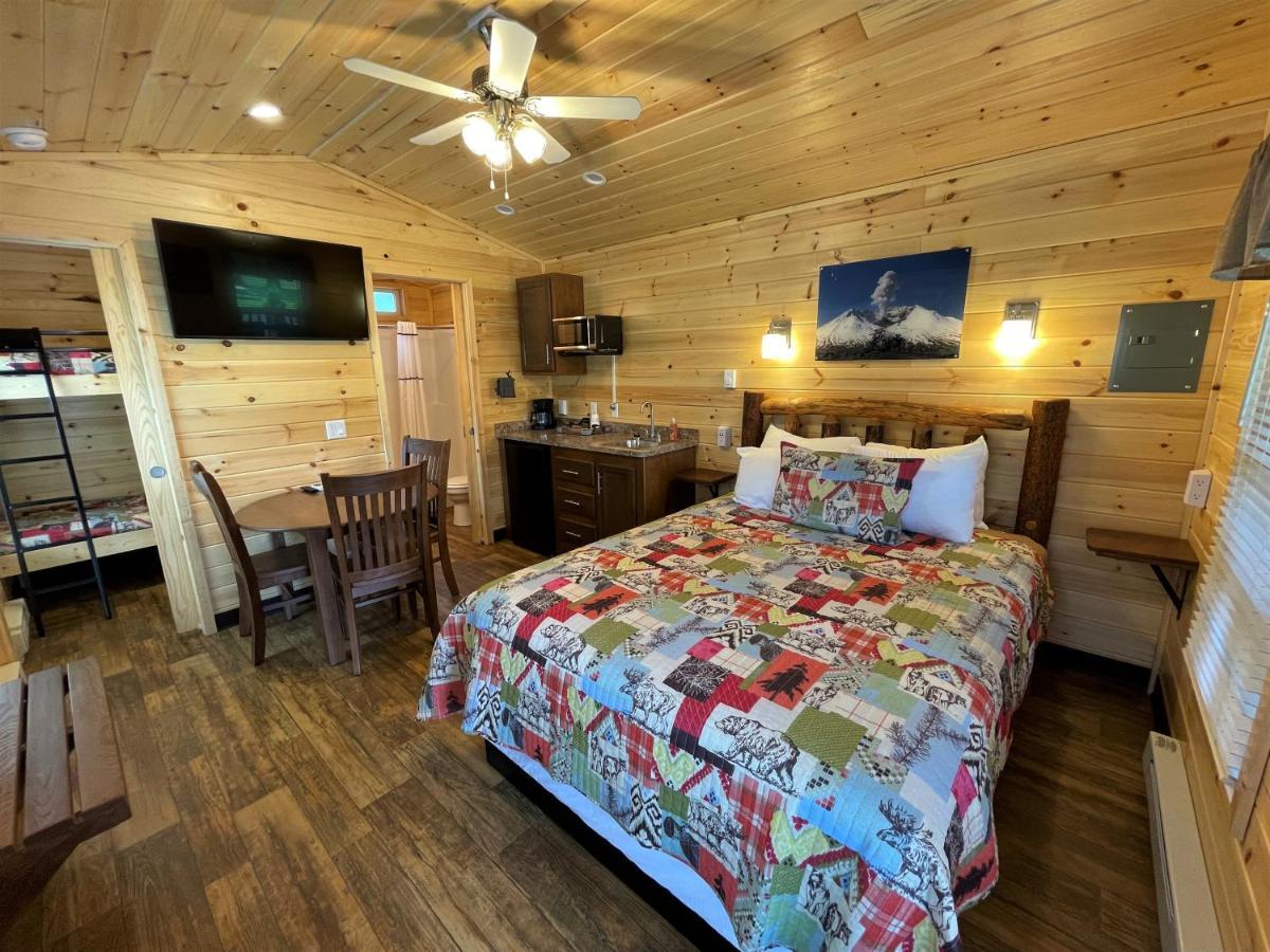 Lone Fir Resort Cougar 外观 照片