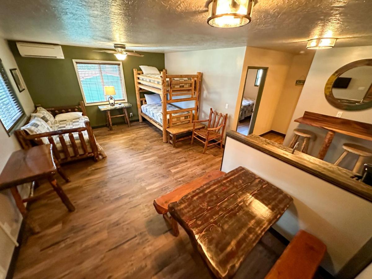 Lone Fir Resort Cougar 外观 照片