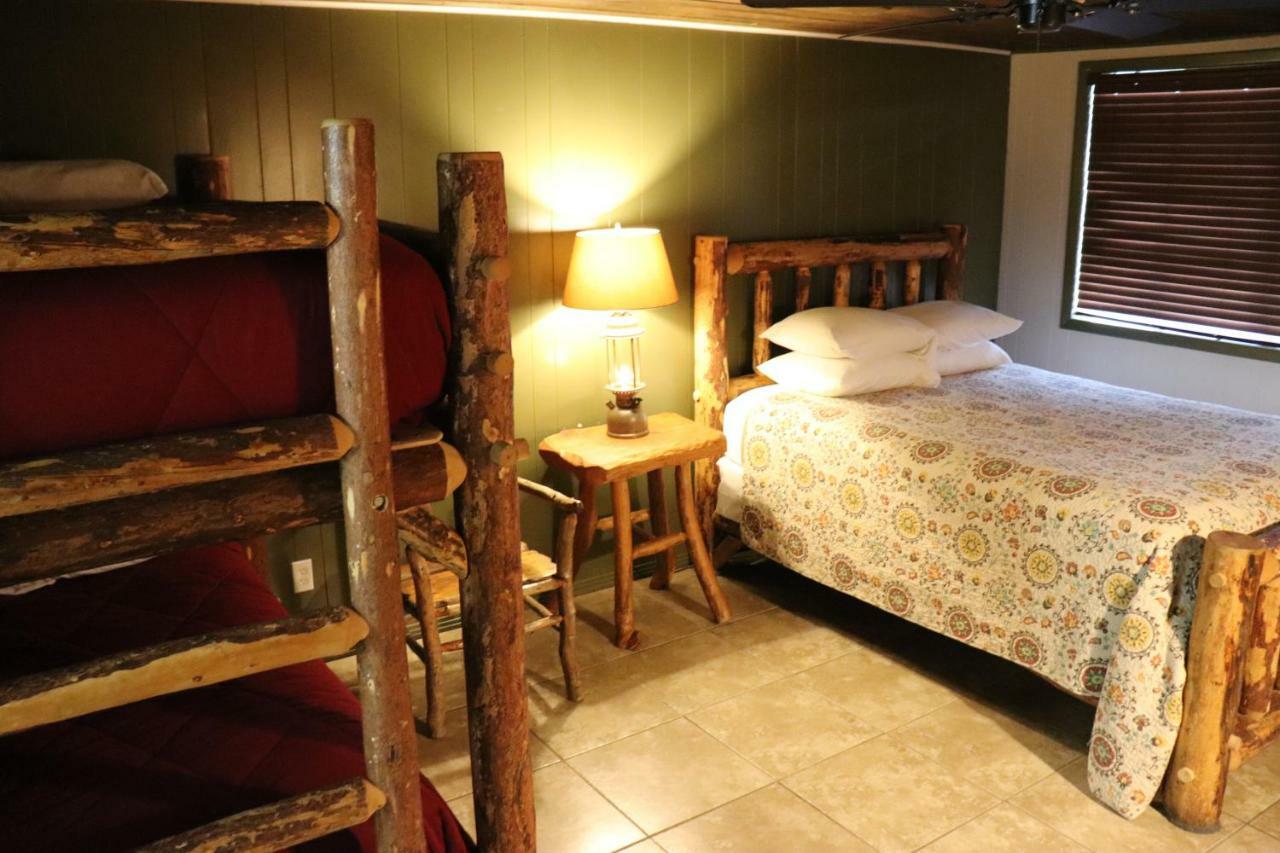 Lone Fir Resort Cougar 外观 照片