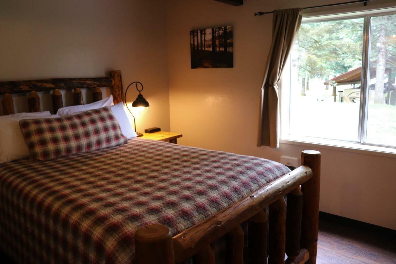 Lone Fir Resort Cougar 外观 照片