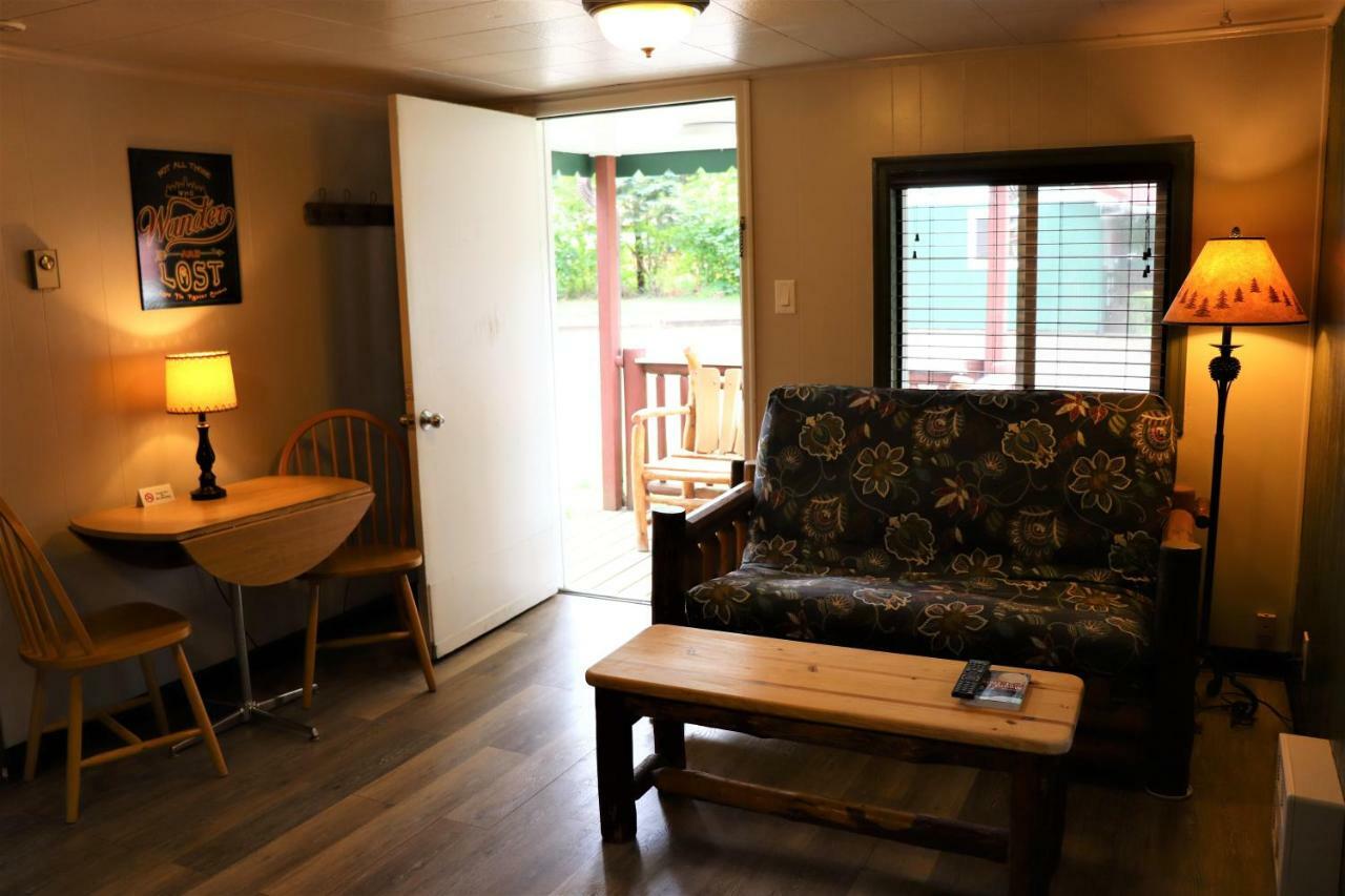 Lone Fir Resort Cougar 外观 照片