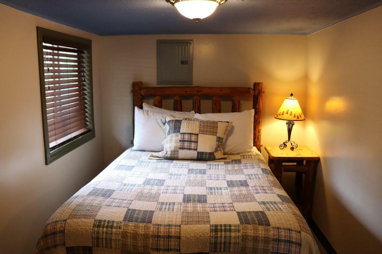 Lone Fir Resort Cougar 外观 照片