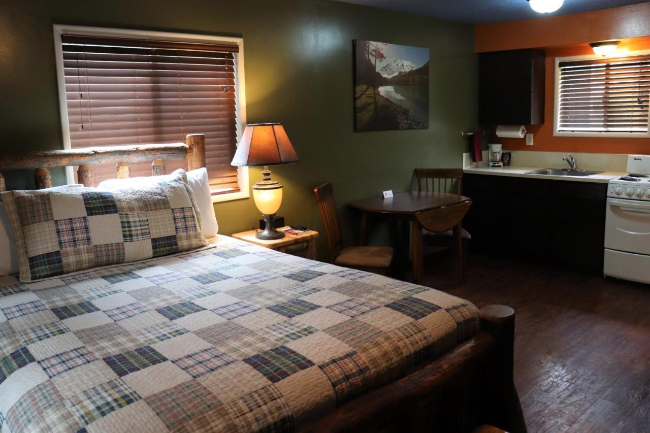 Lone Fir Resort Cougar 外观 照片