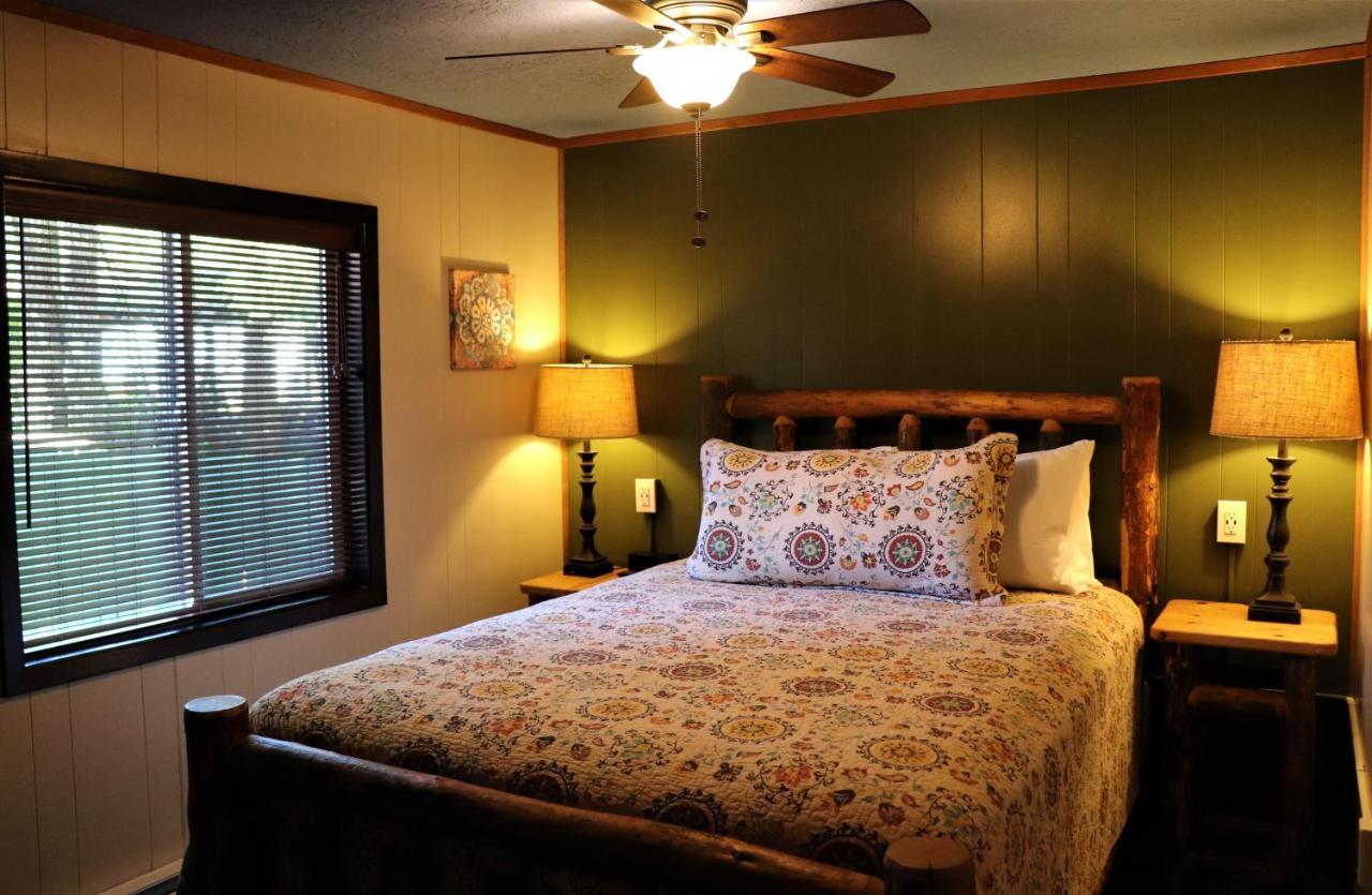 Lone Fir Resort Cougar 外观 照片