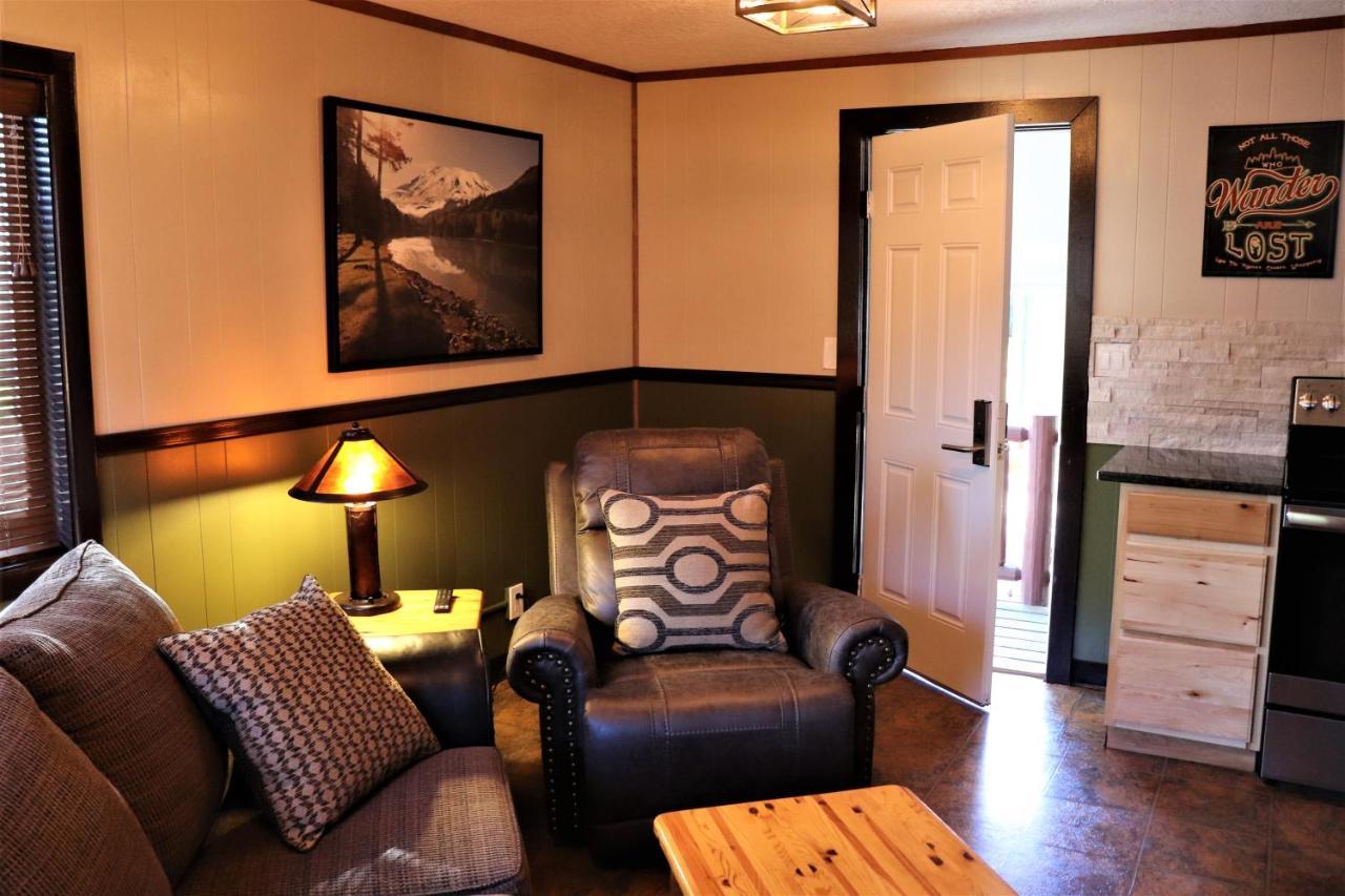 Lone Fir Resort Cougar 外观 照片